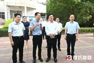 跨界联动！维尼修斯送詹姆斯球衣 后者回送签名一份